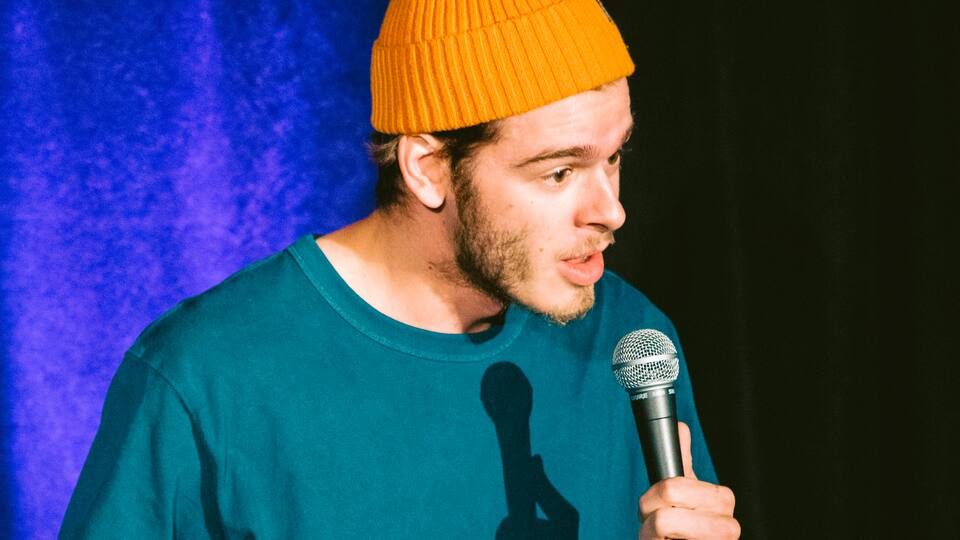Un humoriste parodie les joueurs de hockey et c’est PARFAIT!