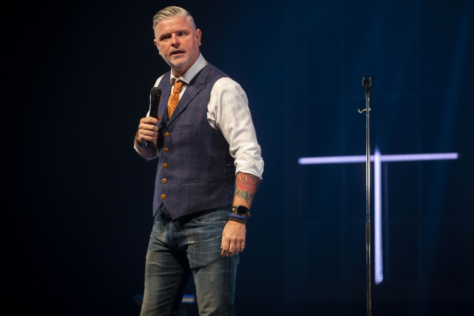 Dominic Paquet se transforme en vendeur de voitures