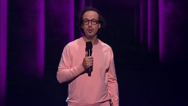 L’humoriste Pascal Cameron ramasse un spectateur et c’est PARFAIT!