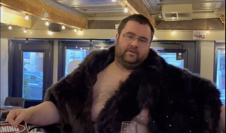 Ce restaurant fait la promotion de sa soirée de St-Valentin et c’est bizarre