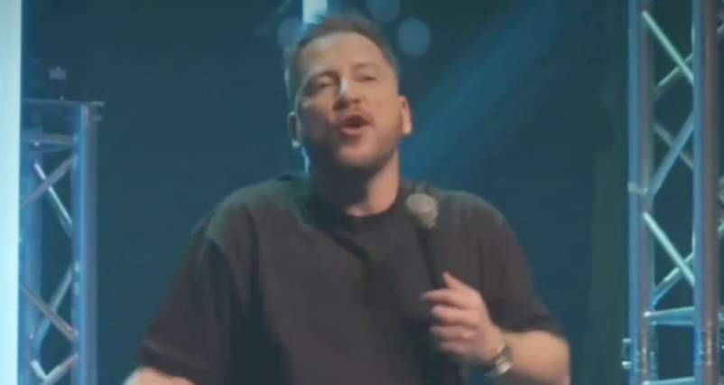 Dave Gaudet imite les dames avec de fausses lèvres et c’est hilarant