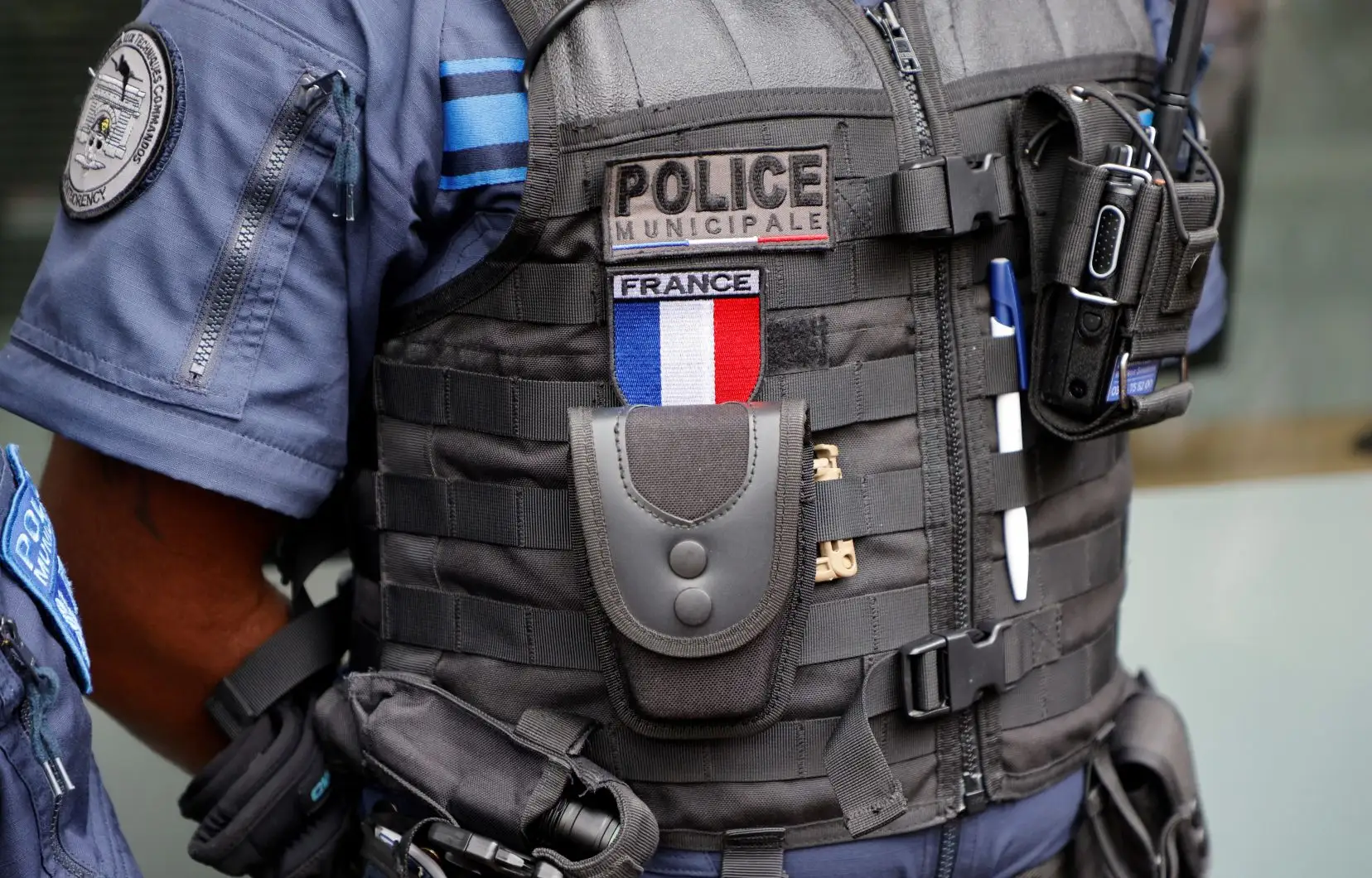 Il se fait arrêter par la police et essaie de s’en sauver, même s’il n’a pas de permis