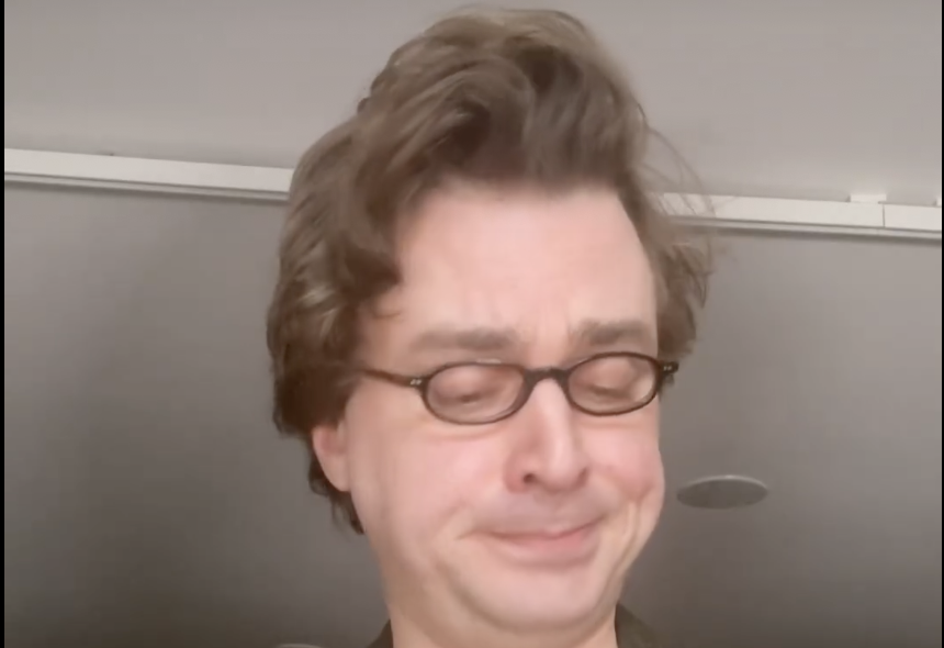 Arnaud Soly personnifie un professeur qui prend les présences, et c’est hilarant!
