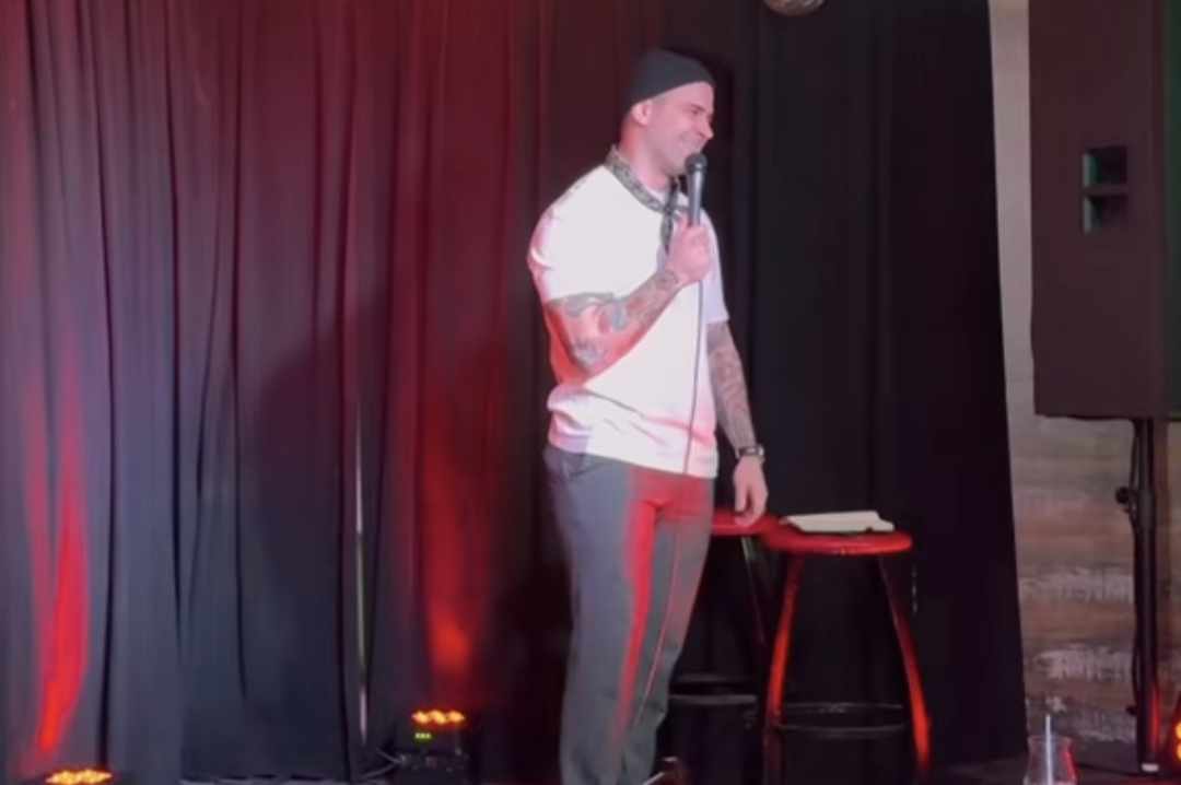 Sur scène, Kevin Lapierre se fait complètement déstabiliser par le rire d’une spectatrice