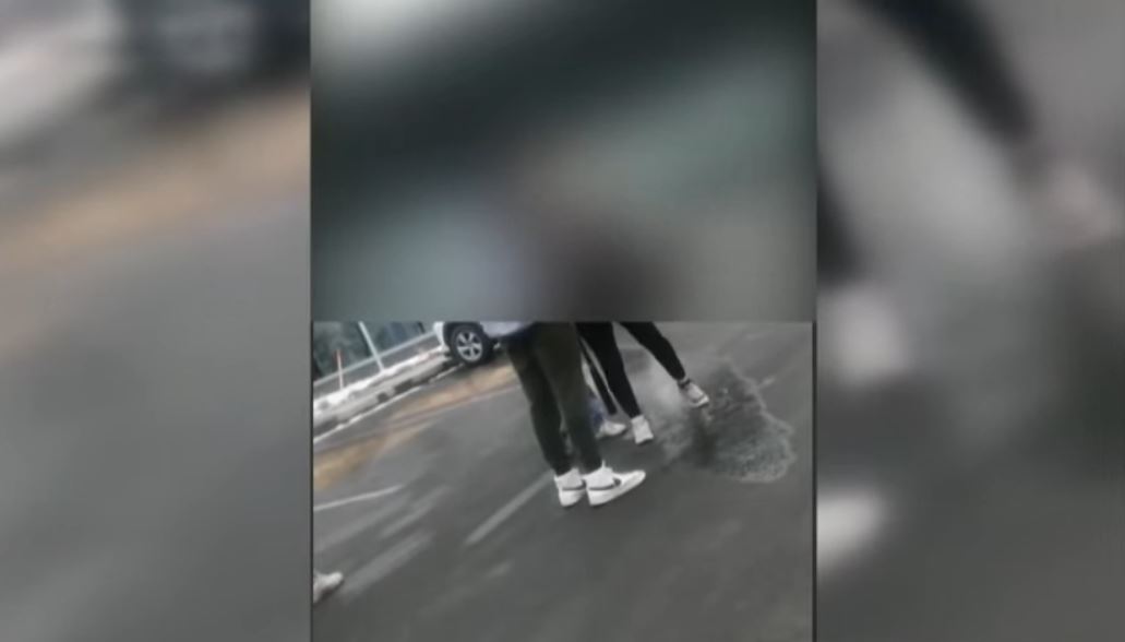 Elle se rend à l’école de son fils avec un bâton de baseball en Beauce
