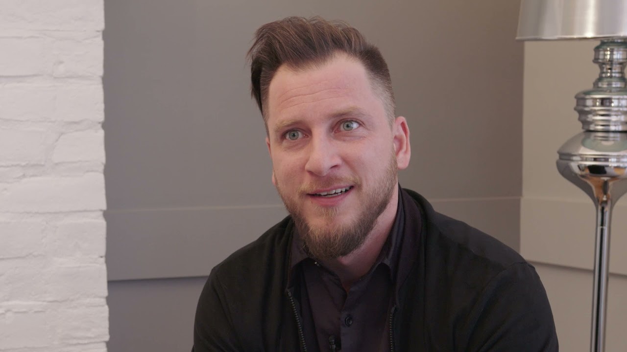 Dave Gaudet montre à Guillaume Lemay-Thivierge comment faire un gag