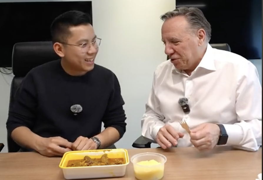 Fufu sauce graine: le Premier ministre Legault fait le test!