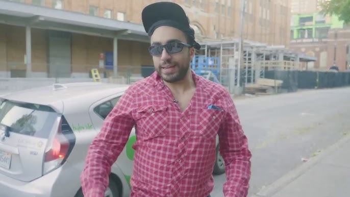 Anas Hassouna critique le prix de l’essence avec un personnage drôle