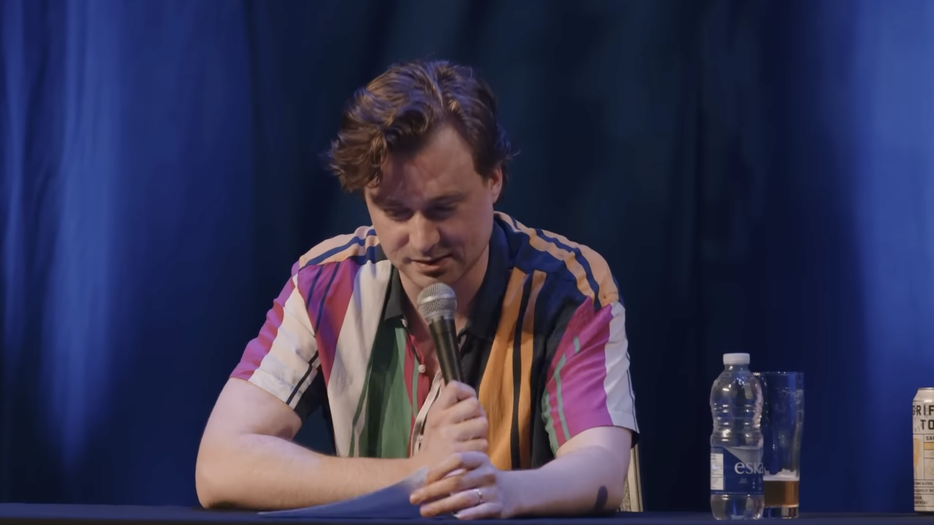 Arnaud Soly lit une « date » à Couple Ouvert, et c’est impensable!