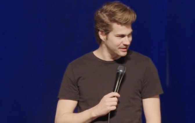 EXTRAIT | Julien Lacroix partage un moment hilarant sur scène