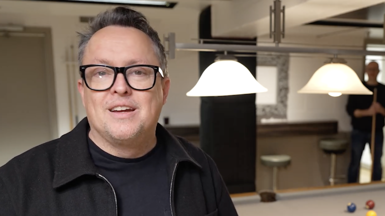 Mike Ward effectue lui-même des rénovations dans une loge