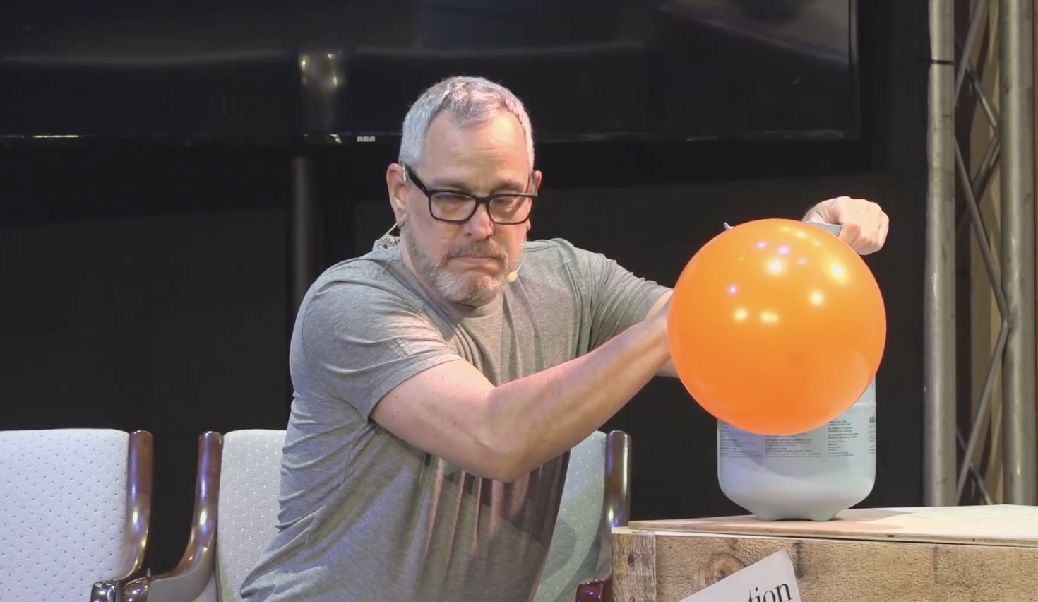 Michel Courtemanche lâche son fou avec de l’hélium