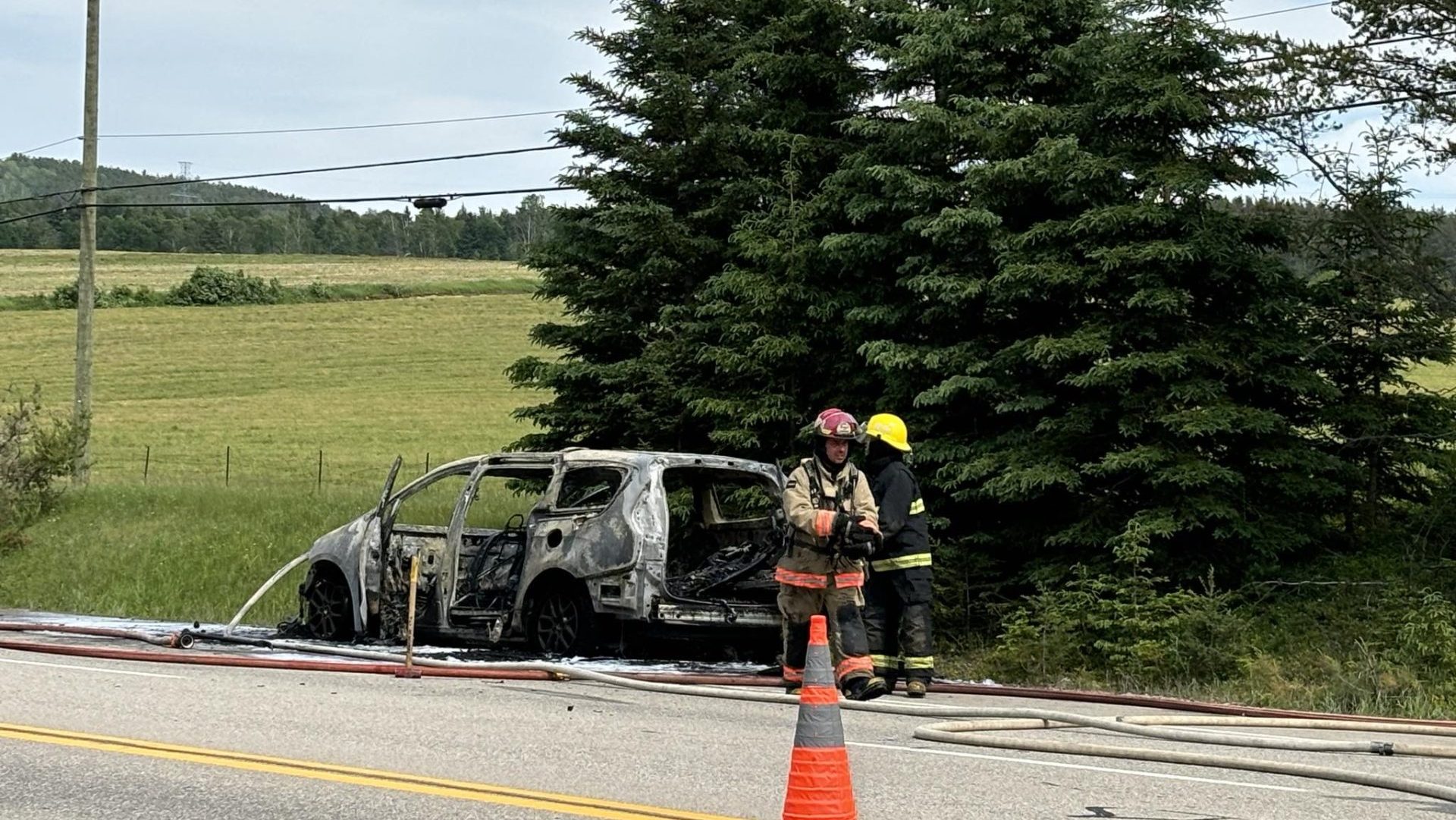 La voiture de Safia Nolin prend feu!