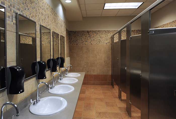Un influenceur est découragé de payer 1$ pour aller aux toilettes à Québec