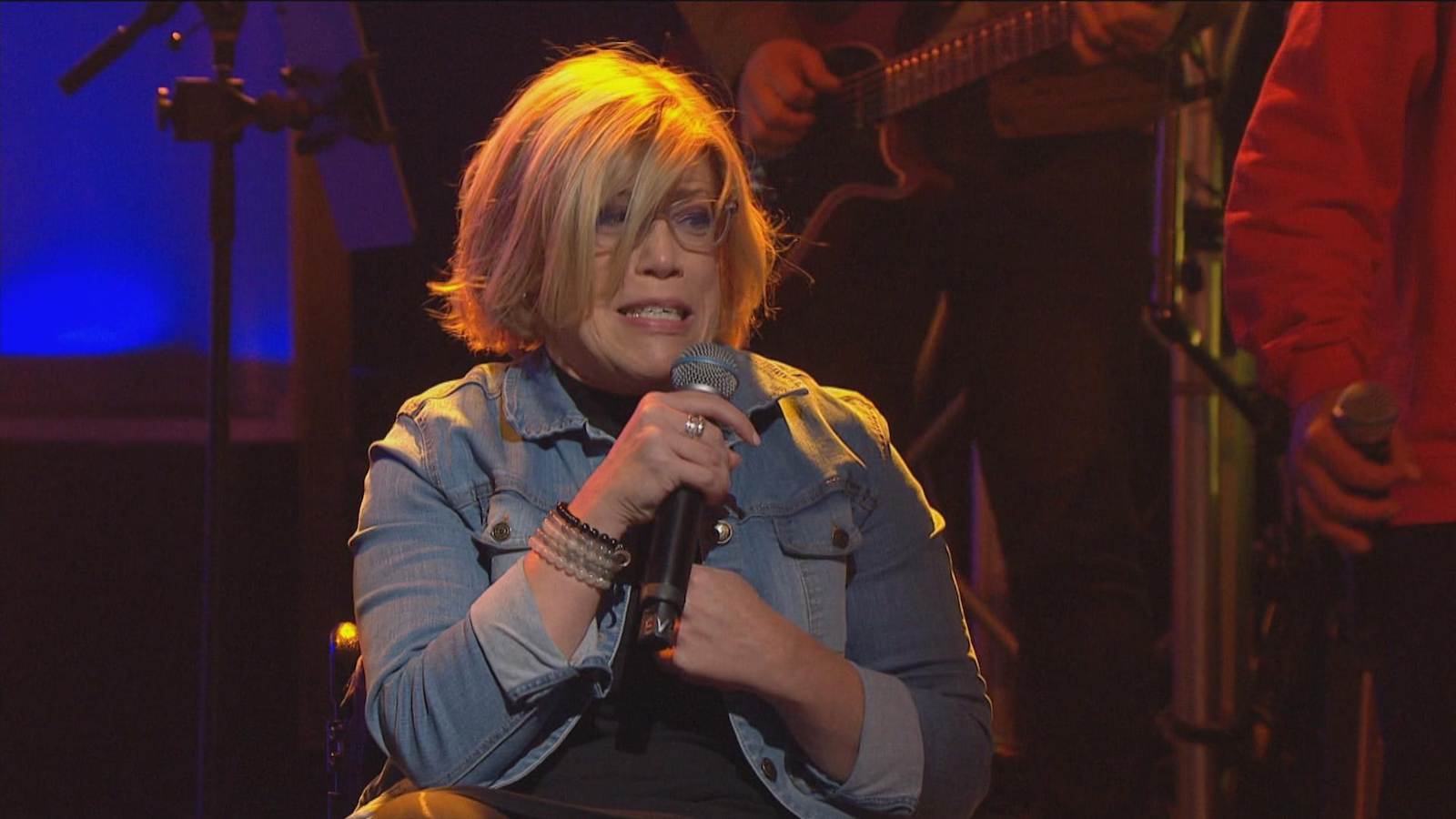 Handicapée et en fauteuil roulant, la soeur de Louis Morissette à la télé