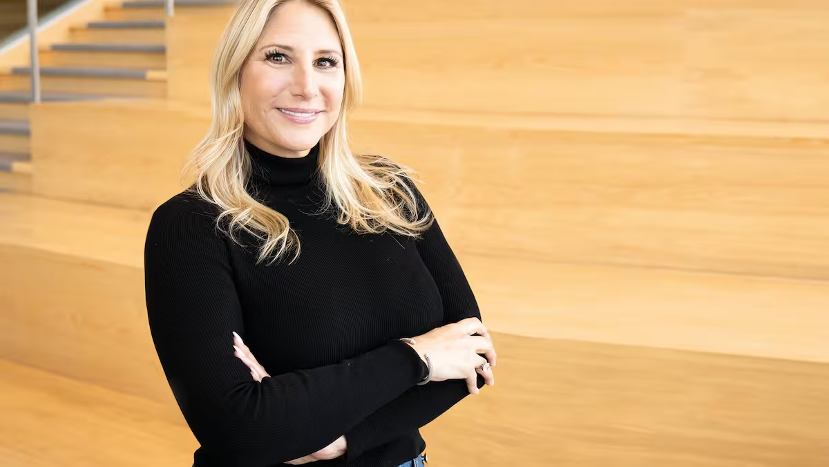 La comédienne Mahée Paiement prend la pose en maillot en Grèce