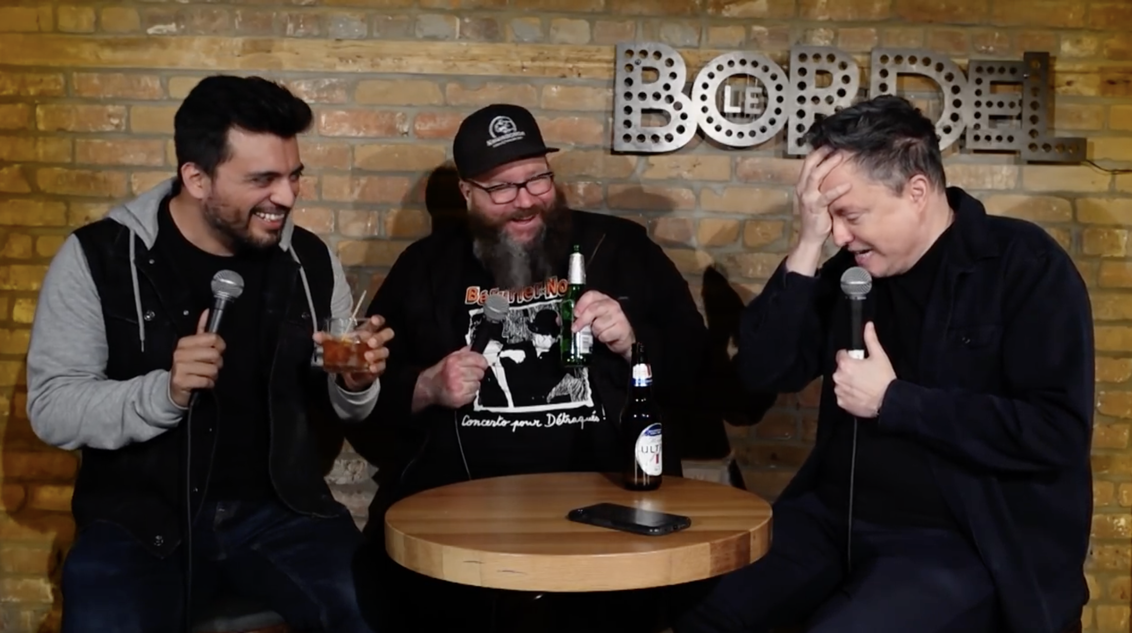 Un humoriste se présente déshabillé sur scène pendant le ComediHa! Fest