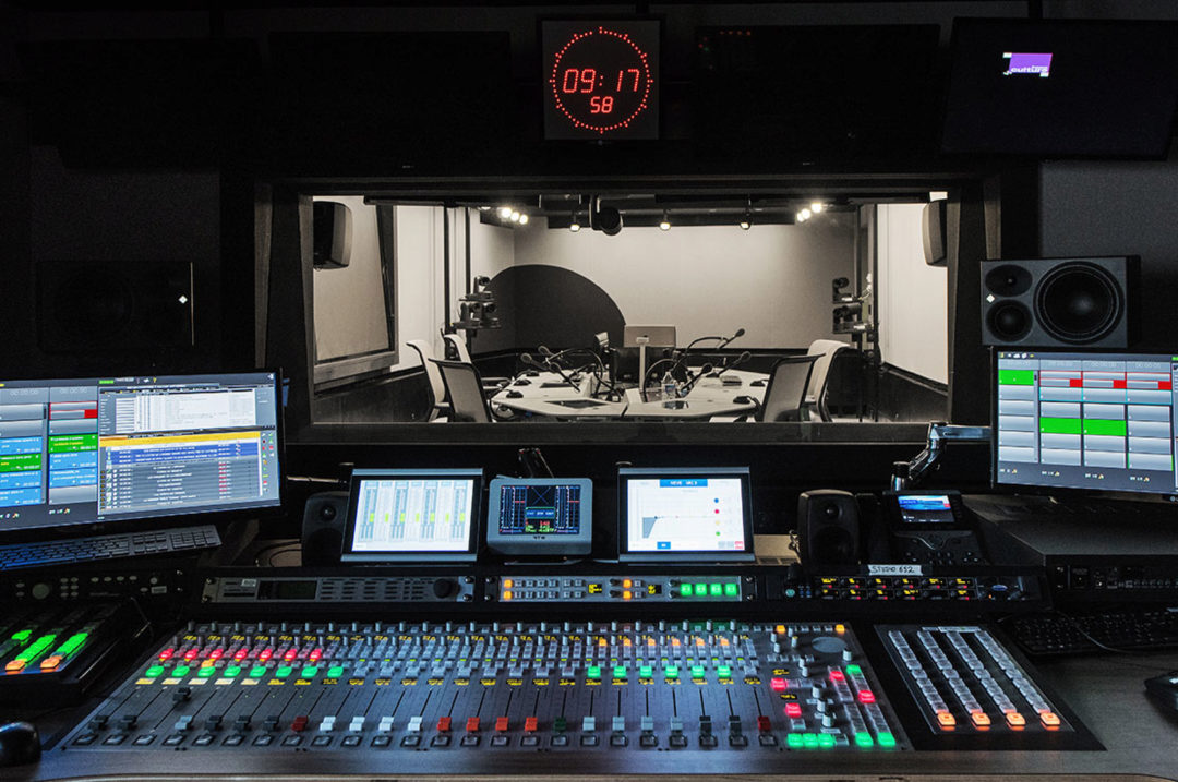 La première émission de radio entièrement animée par intelligence artificielle inquiète