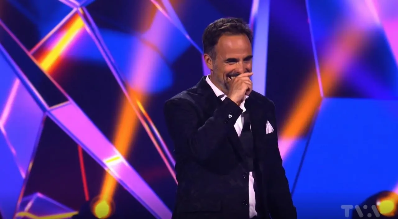 Stéphane Rousseau a offert un cadeau hilarant à Sébastien Benoît pour la première de Chanteurs Masqués à TVA