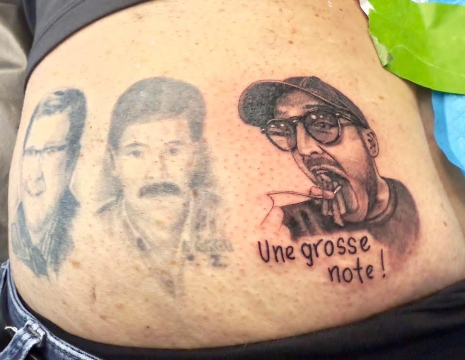 Un homme se fait tatouer Olivier Primeau sur le derrière