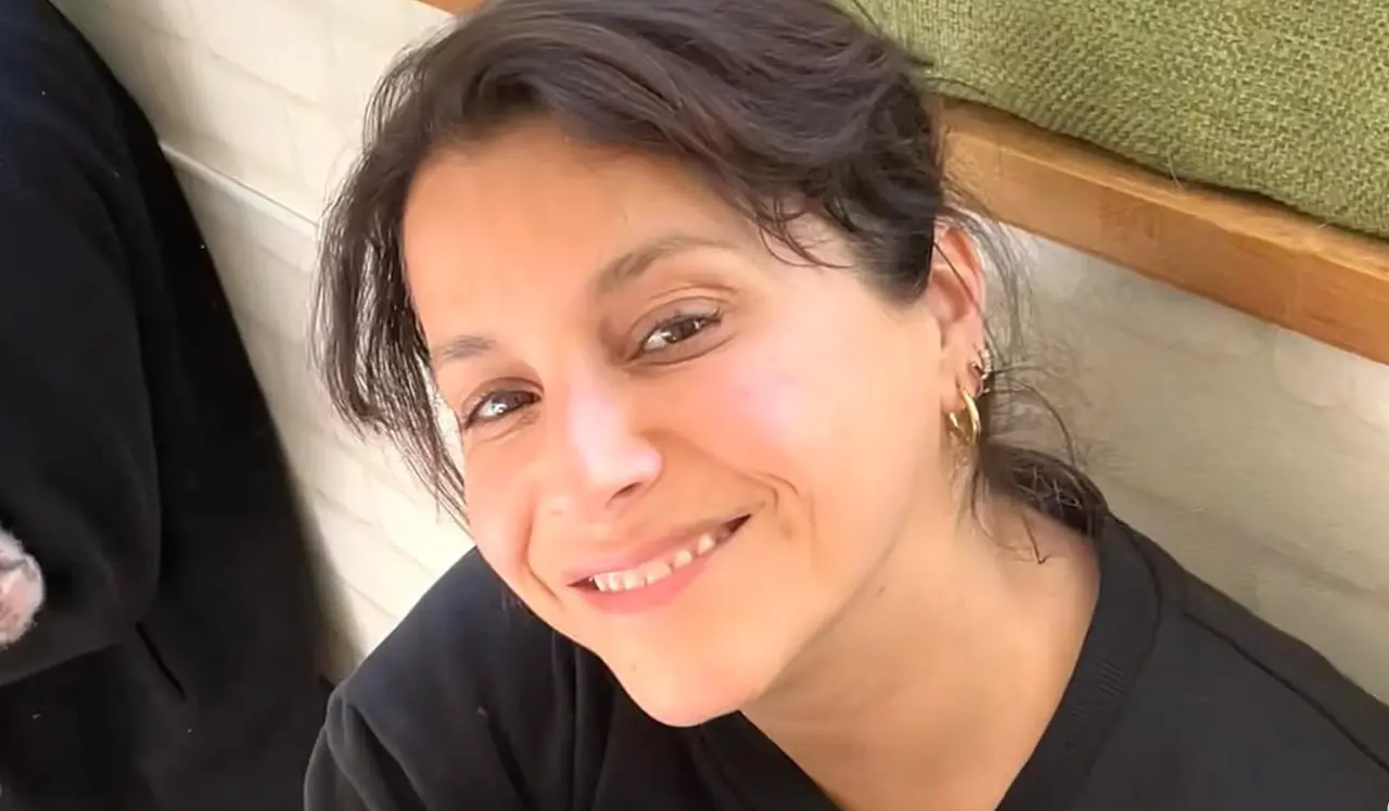 Anaïs Favron prend la pose dans le bain