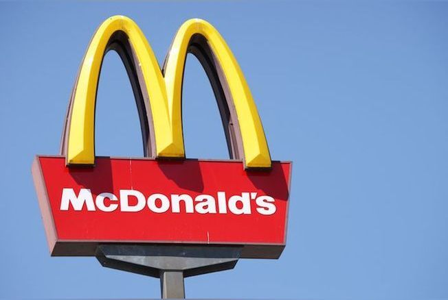 Cet humoriste insulte un employé de McDo pour son anglais imparfait