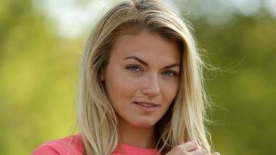 Isabelle Desjardins fait réagir avec son costume de bain rouge